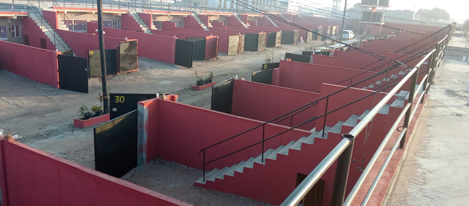 Vista do conjunto de casas da Vilaviu, com as escadas e os quintais individuais