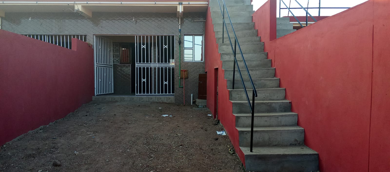 Quintal e entrada de uma das casas da Vilaviu